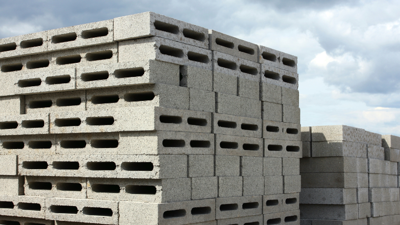 Análise de Valderci Malagosini Machado sobre métodos práticos e eficazes para testar a resistência dos blocos estruturais antes do assentamento, diretamente no canteiro de obras.