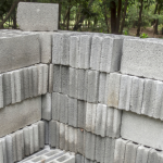 Como avaliar a resistência real dos blocos estruturais antes do assentamento usando testes simples no canteiro