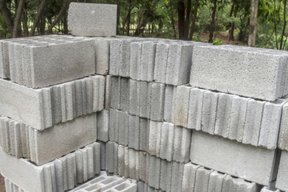 Como avaliar a resistência real dos blocos estruturais antes do assentamento usando testes simples no canteiro