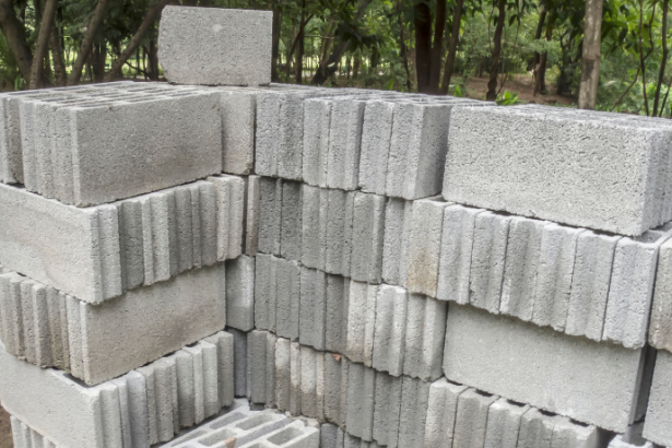 Como avaliar a resistência real dos blocos estruturais antes do assentamento usando testes simples no canteiro