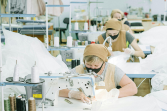 Conhecer os pontos de costura essenciais ajuda a entender o que cada tipo faz e quando usar, explica Cristiane Ruon dos Santos.