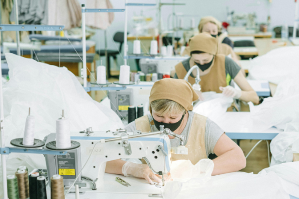 Conhecer os pontos de costura essenciais ajuda a entender o que cada tipo faz e quando usar, explica Cristiane Ruon dos Santos.