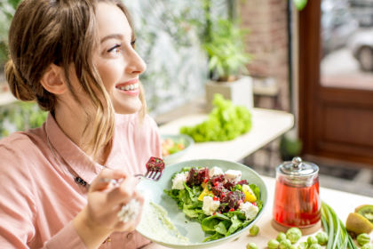 Descubra como escolhas alimentares influenciam emoções e bem-estar ao longo do dia, com reflexões de Andrey de Oliveira Pontes sobre saúde mental.