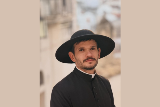 Non Stop destaca o reencontro com o primeiro amor na trajetória de Padre Patrick.