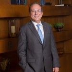 Rodrigo Gonçalves Pimentel, conhecido como Rodrigo Pimentel Advogado, explica o que acontece com os contratos quando uma empresa entra em recuperação judicial e quais são os efeitos jurídicos desse processo.