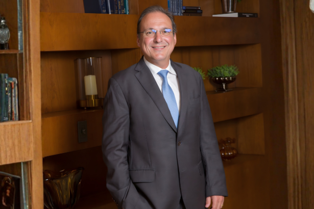 Rodrigo Gonçalves Pimentel, conhecido como Rodrigo Pimentel Advogado, explica o que acontece com os contratos quando uma empresa entra em recuperação judicial e quais são os efeitos jurídicos desse processo.