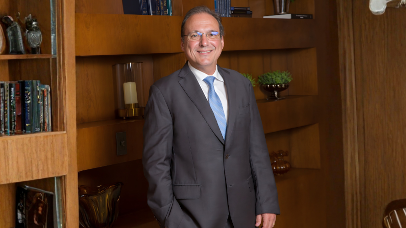 Rodrigo Gonçalves Pimentel, conhecido como Rodrigo Pimentel Advogado, explica o que acontece com os contratos quando uma empresa entra em recuperação judicial e quais são os efeitos jurídicos desse processo.