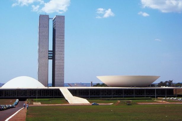 Suspensão de Mandato de Deputados em Ocupação do Plenário: Relator Eleva Tensão Política e Reforça Debate sobre Limites Parlamentares