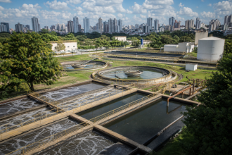 Estação de tratamento de água e estruturas de reúso em área urbana