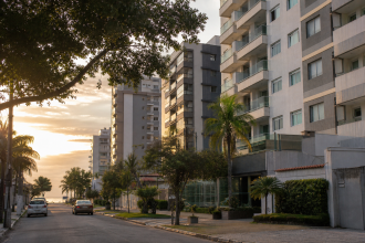 Edifícios residenciais em Mongaguá, no litoral de São Paulo, representando as novas regras municipais para condomínios
